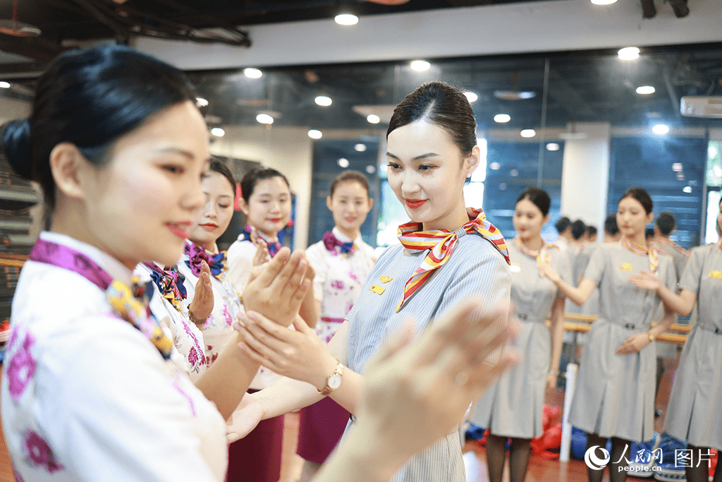 重慶:"空姐""動姐" 攜手開展服務禮儀培訓備戰暑運_頻道_表述_方面